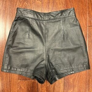 Vintage Women’s Black genuine leather shorts Chia Size 6 Classic 🔥Sexy Excellent